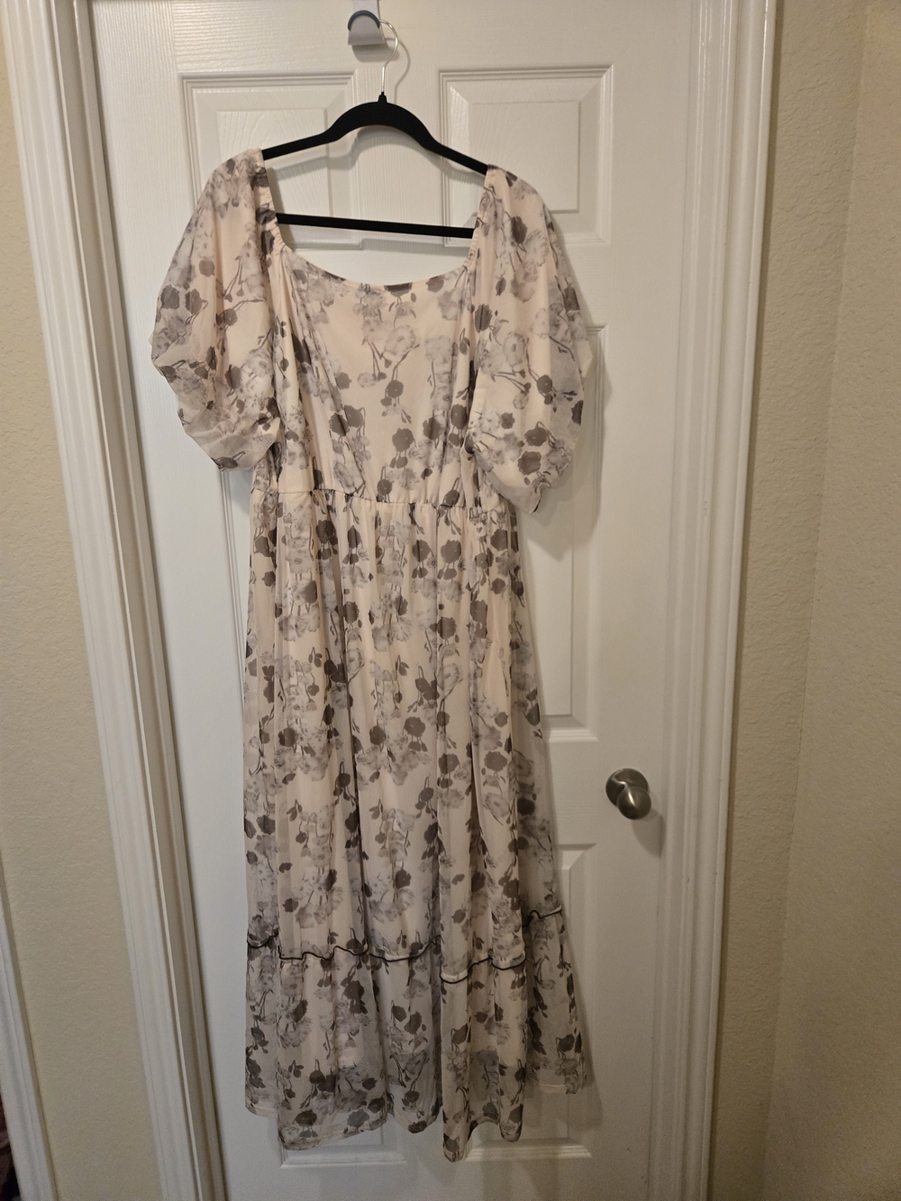 Polagram Beige Floral Puff-Sleeve Maxi Dress - Picture 12 of 15